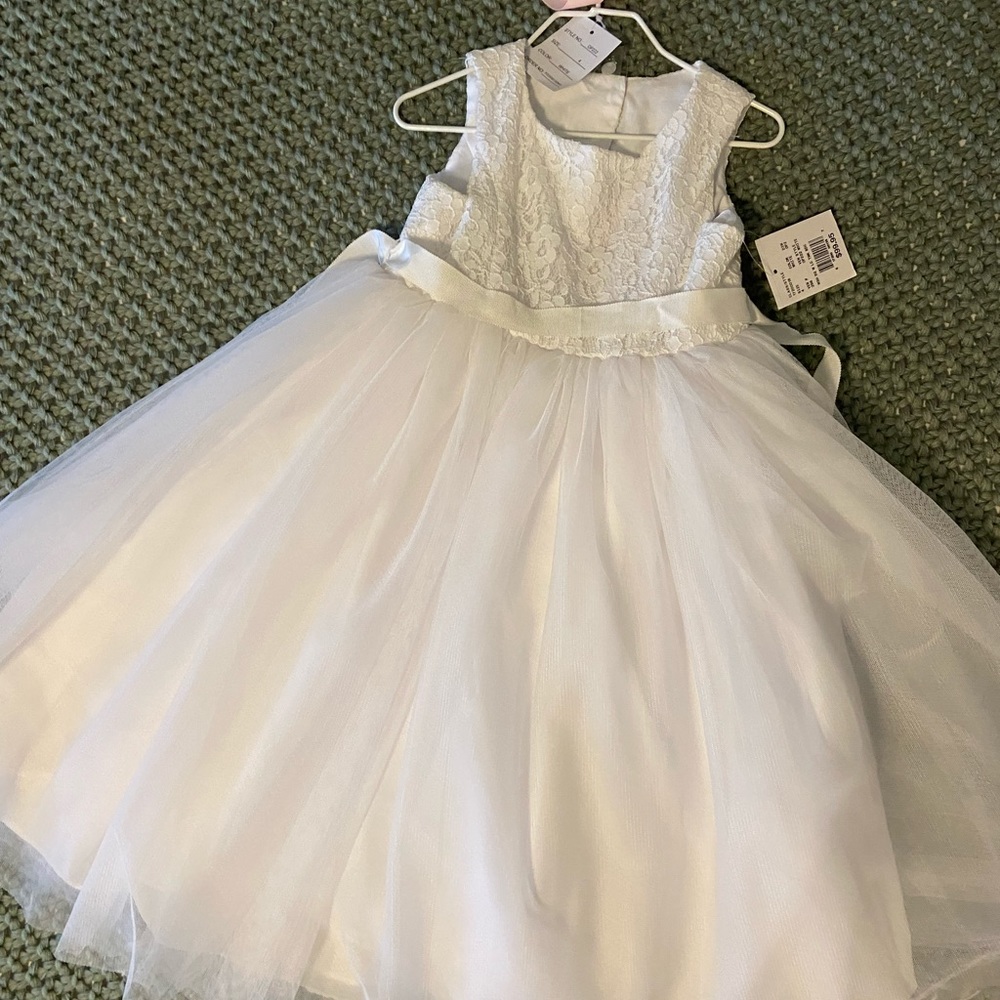 NWT David’s Bridal Lace and Mesh Flower Girl Dress